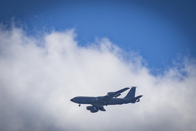 Американский самолет-заправщик KC-135 в небе над Израилем.