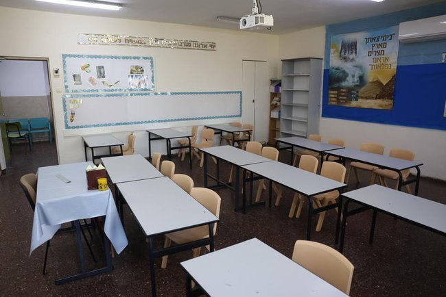 Пустующий школьный класс в Цфате.