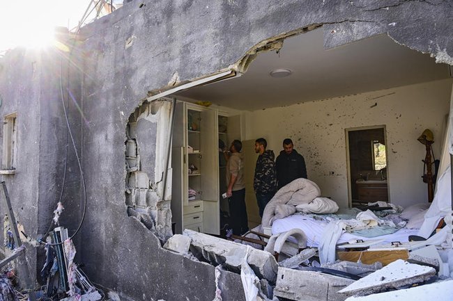 Последствия прилета иранской ракеты в Зарзире.