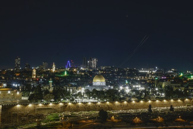 Работа ПВО в ответ на ракеты из Ирана с видом на комплекс Аль-Акса в Старом городе Иерусалима, 28 февраля