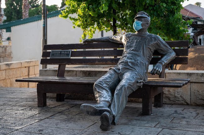 Памятник «Обеденный перерыв» в Зихрон-Яакове