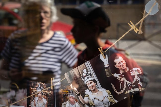 Люди смотрят трансляцию похорон королевы Елизаветы II