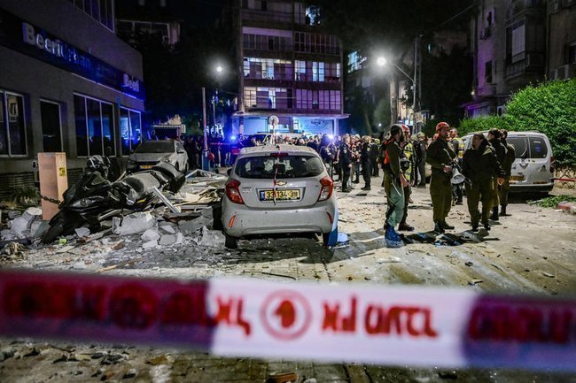 Место ракетного удара в Рамат-Гане