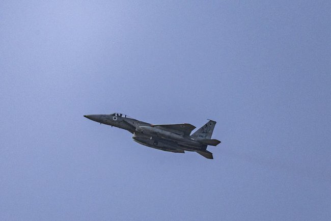 Истребитель ВВС Израиля в небе над центром Израиля