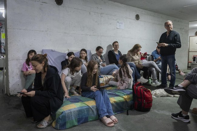 люди в бомбоубежище в Тель-Авиве