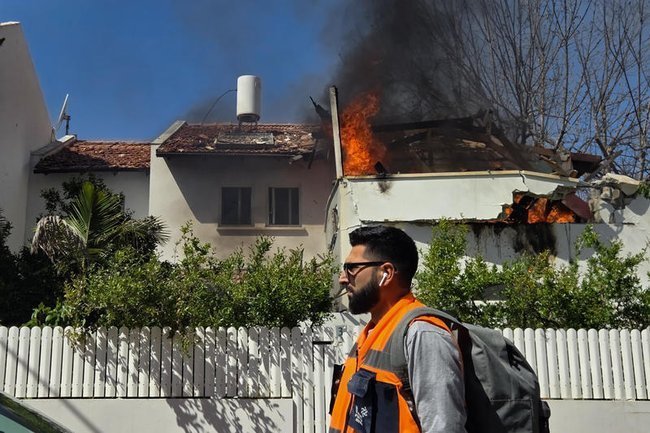 Место падения иранской ракеты в Реховоте