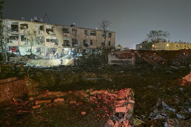 Место падения иранской ракеты в Димоне