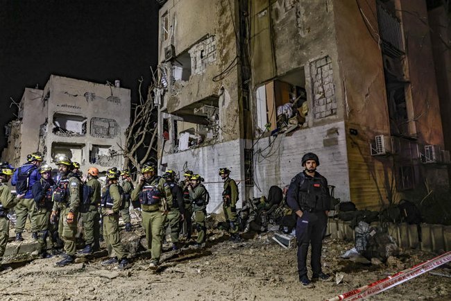 Израильские силы безопасности и спасатели на месте происшествия в Араде