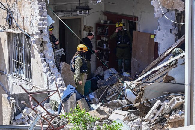 Место ракетного удара в Тель-Авиве