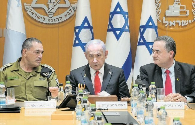 Премьер-министр Биньямин Нетаниягу, начальник Генштаба Эяль Замир и министр обороны Исраэль Кац.