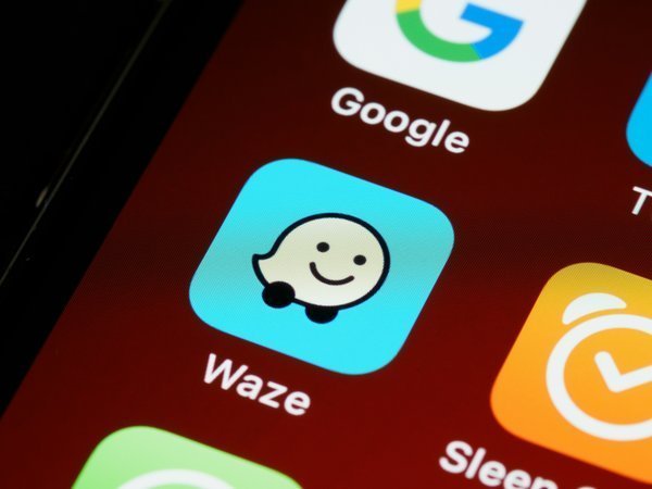 экран телефона с приложением Waze