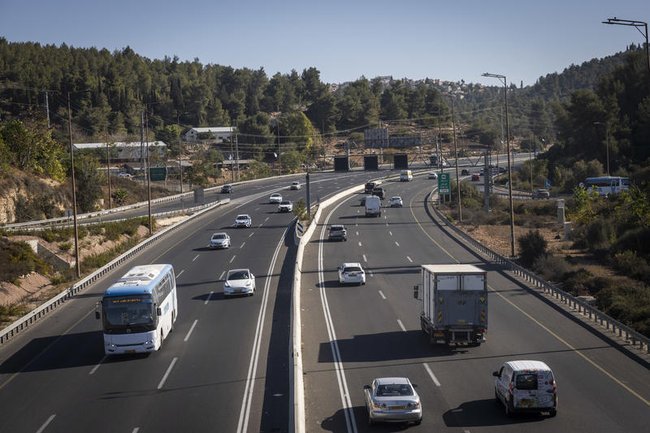 Шоссе №1, соединяющее Иерусалим и Тель-Авив.