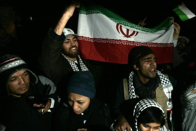 Палестинские активисты с флагом Исламской республики Иран.