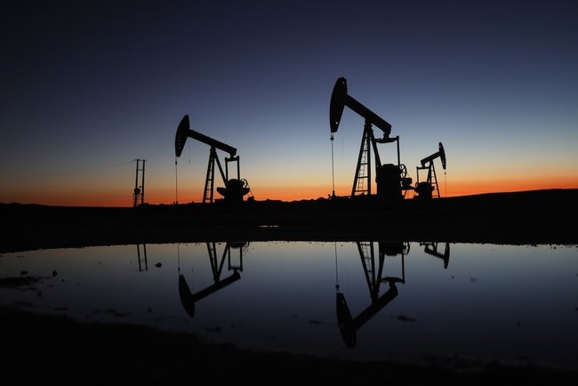 Закат над нефтяным месторождением Тишрин в восточной части сельской местности Хасаки на северо-востоке Сирии