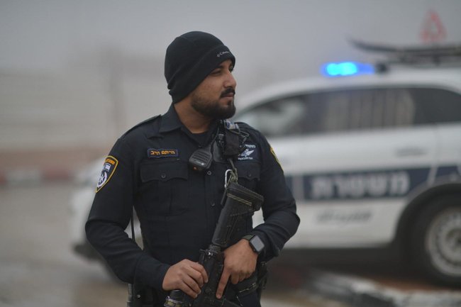 полицейский около машины