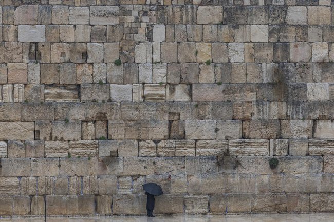 Дождливый день у Стены Плача в Иерусалиме.