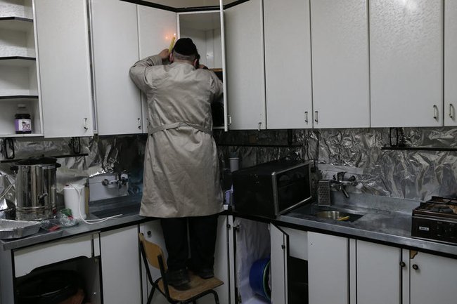 Проверка дома на хамец перед Песахом