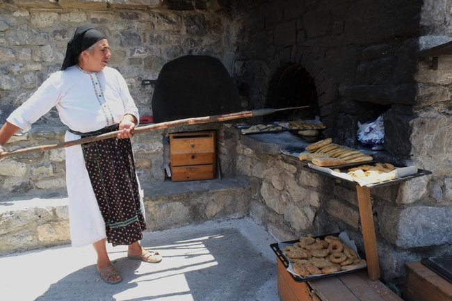 Местные жительницы пекут хлеб в деревне Олимпос на острове Карпатос, Греция