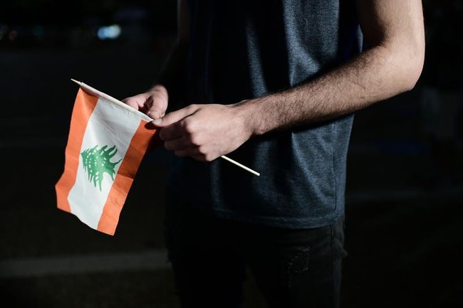 Человек с флагом Ливана в руках