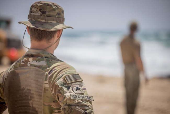 Американский солдат возле американского военного судна, выброшенного на берег в Ашдоде
