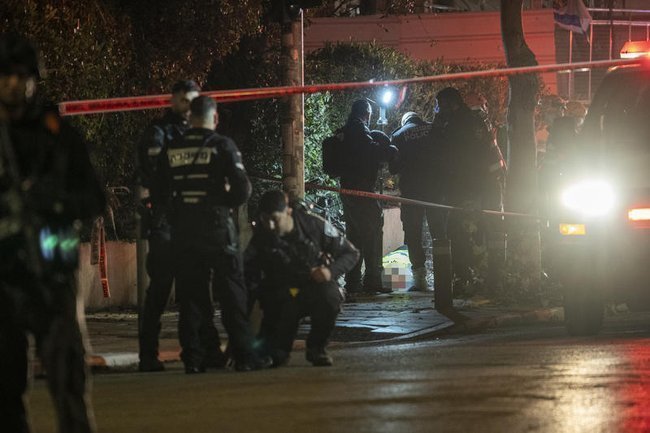 Силы спасательных служб на месте падения ракеты в Тель-Авиве, 27 марта 2026 года