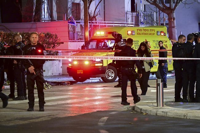 На месте падения осколка иранской ракеты в Тель-Авиве