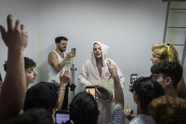 Популярный израильский рэпер Дуду Фарук выступает в бомбоубежище.