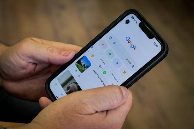 Смартфон с открытой на нем страничкой поиска Google.