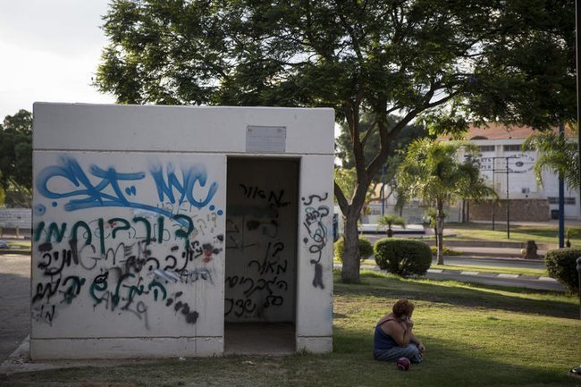 Уличное бомбоубежище-«мигунит» в Сдероте.