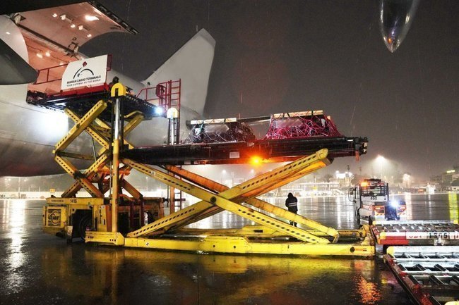 Разгрузка военного груза из самолета