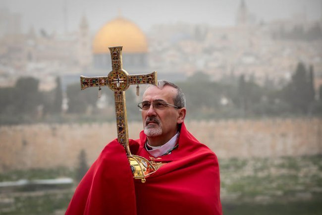 Пьербаттиста Пиццабалла ведет процессию в честь Вербного воскресенья на Масличной горе.