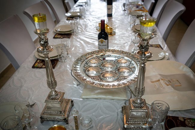 Стол для пасхального седера.