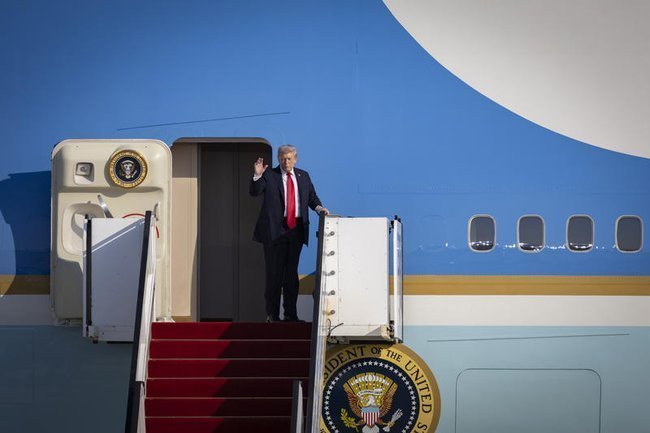 Президент США Дональд Трамп у трапа самолета Air Force 1.