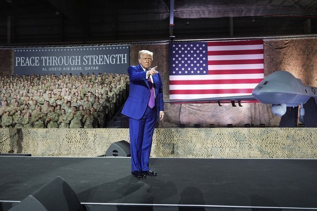 Дональд Трамп объясняет концепцию «мира через силу» на базе Al Udeid в Катаре.