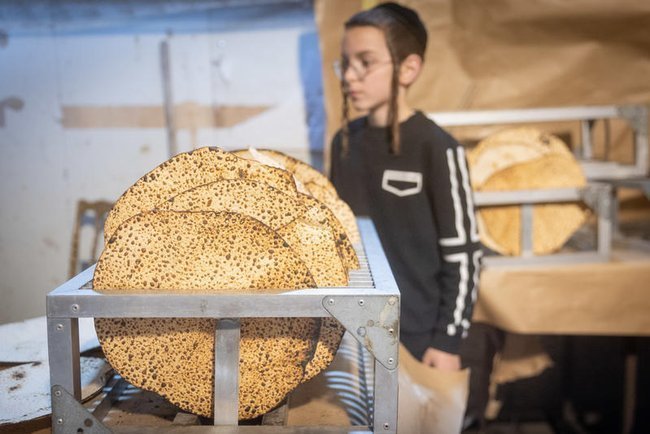 Евреи готовят мацу в Иерусалиме накануне праздника Песах