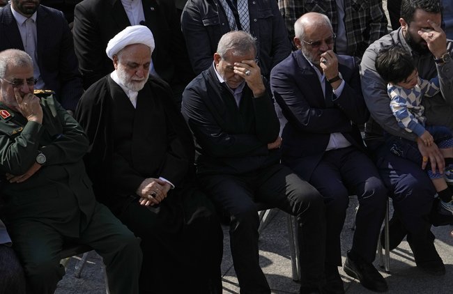 Президент и глава судебной власти Ирана на похоронах генерала КСИР.