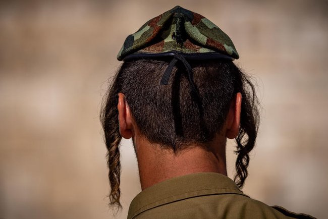 Солдат батальона «Нецах Иегуда» перед присягой у Стены Плача.