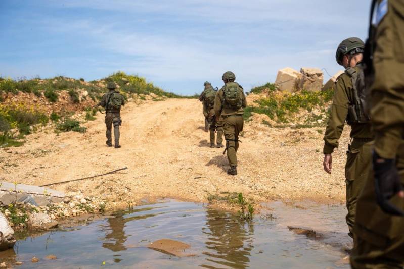 Солдаты ЦАХАЛА идут по проселочной дороге в Ливане