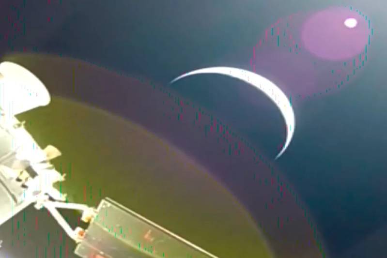 Земля видна с камеры на солнечной панели космического корабля Orion