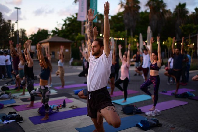 Массовое занятие йогой в Тель-Авиве