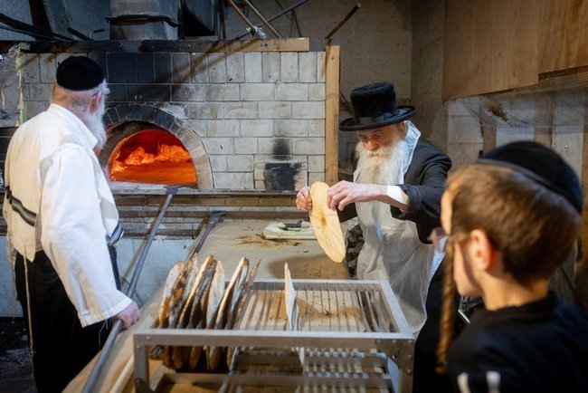 Евреи готовят мацу — традиционный пресный хлеб к Песаху