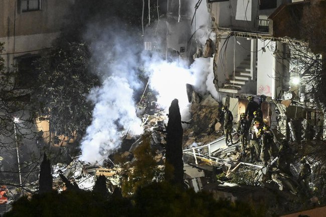 На месте падения иранской ракеты в Хайфе