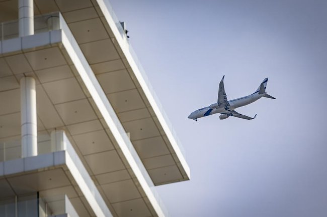 Самолет El Al в небе над Тель-Авивом.
