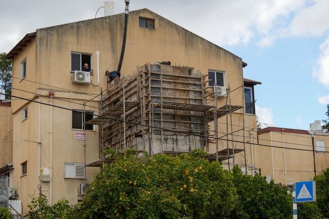 Строительство защищенной комнаты (мамада) в Кирьят-Шмоне.