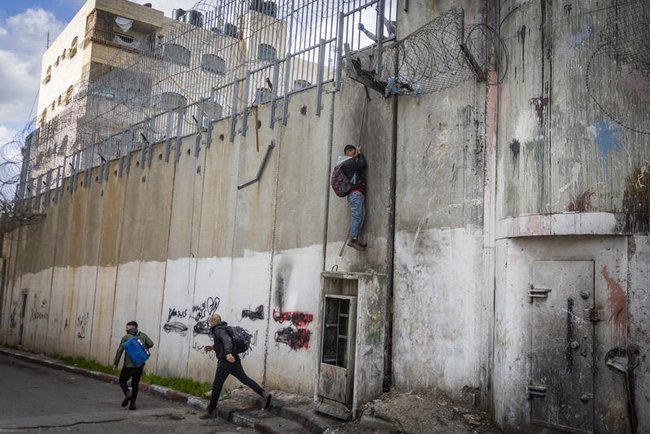 Палестинцы из Иудеи и Самарии нелегально проникают в Израиль.