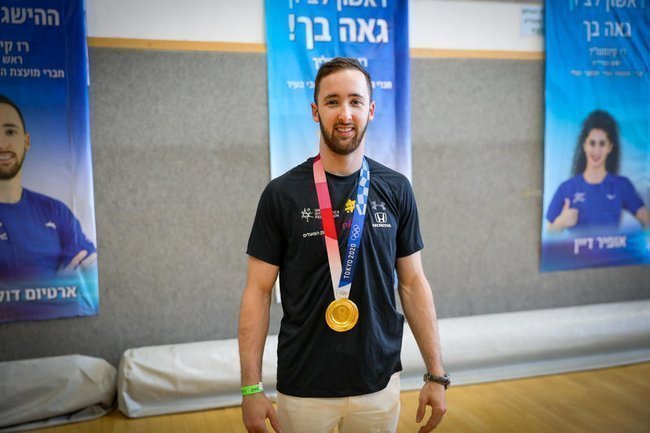 Артем Долгопят, олимпийский чемпион, во время церемонии награждения в своем родном городе Ришон-ле-Ционе, 2021 год