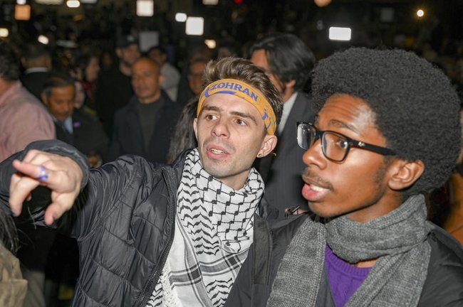 Сторонники мэра Нью-Йорка Зохрана Мамдани на митинге в Нью-Йорке