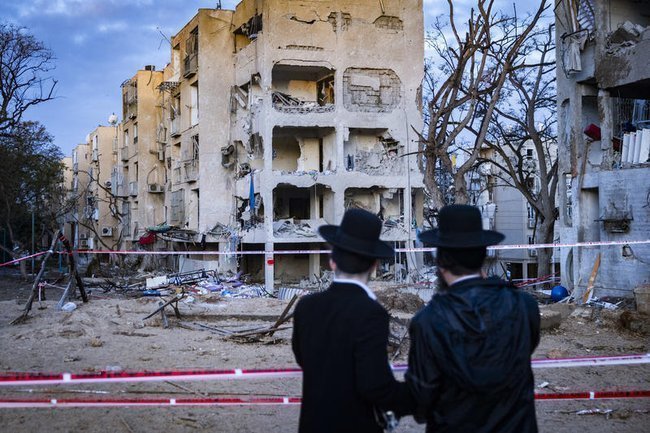 Последствия удара иранской ракеты в Араде