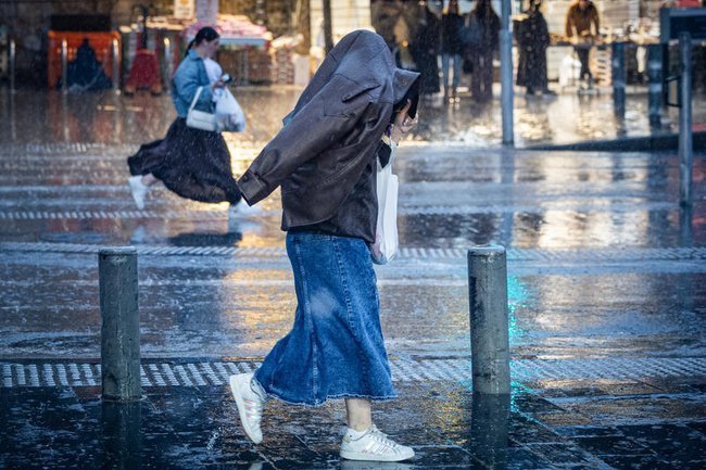 девушка идет под зонтом в дождь