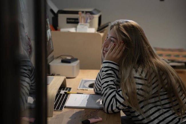 девушка за компьютером